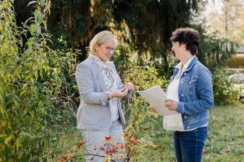 Begleitbild zu Erfahrungsbericht: Karin Sprecher mit Kundin im Garten